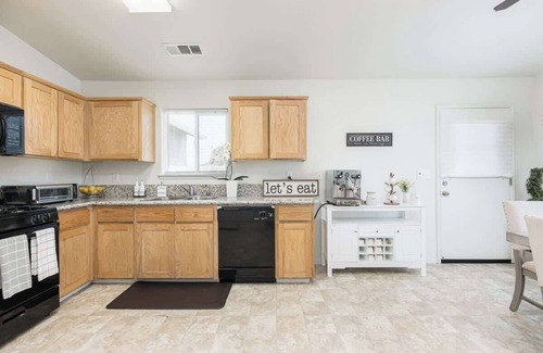 Armona Casa | The Poppy House 4bd near NAS