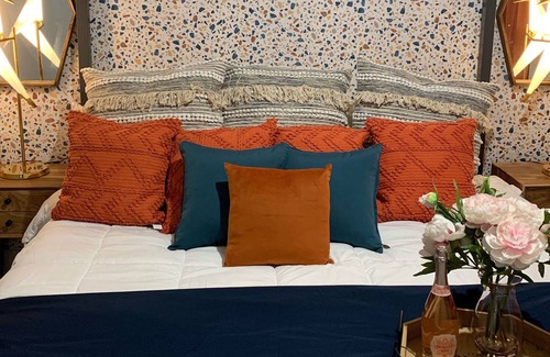 Belleville Apartamento | The Posh Lounge ( King Bed & Fire Place)