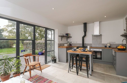 West Pennard Cabaña | THE POTTING SHED, pet friendly, with open fire in Glastonbury