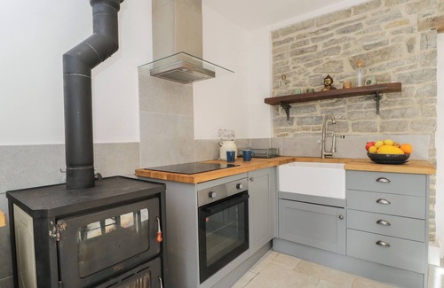West Pennard Cabaña | THE POTTING SHED, pet friendly, with open fire in Glastonbury