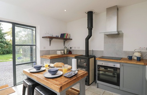 West Pennard Cabaña | THE POTTING SHED, pet friendly, with open fire in Glastonbury