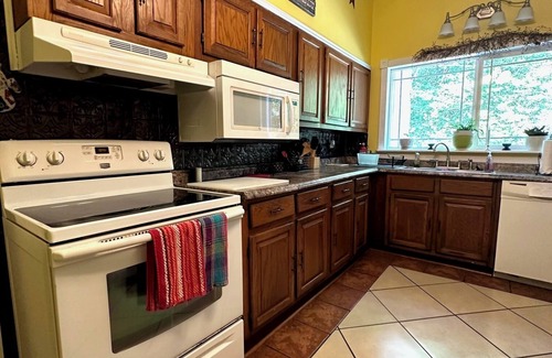 Leckie Casa | The Powerhouse Mansion is a Beautiful 9-bedroom estate in Maybeury with AC, WiFi