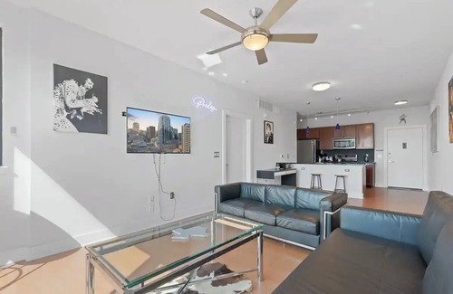 North University Condominio | The Presley - Elvis Themed Downtown Loft. Skyline &Tower Views-close to it all