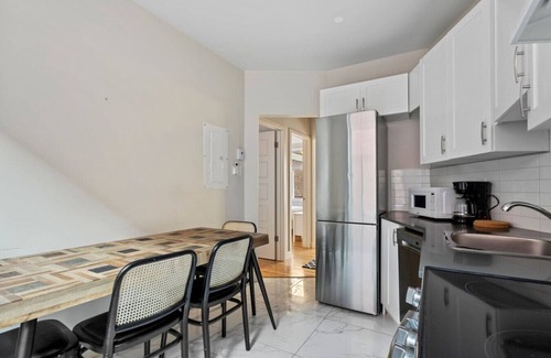 Cote-Des-Neiges—Notre-Dame-De-Grace Apartamento | The Prestige Stay | Chic & Bright 3BR in NDG