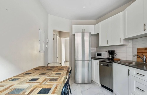 Cote-Des-Neiges—Notre-Dame-De-Grace Apartamento | The Prestige Stay | Chic & Bright 3BR in NDG