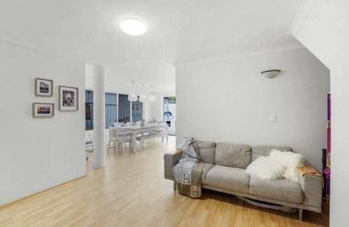 Karrinyup Casa | The "Pretty Beach House"