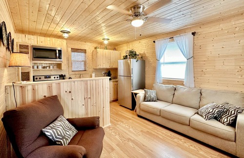 Tracy City Cabina | The Private Reserve Cabin, Hot Tub, Pet Friendly, Secluded