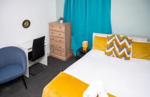 Northampton Casa | The Private Villa, Northampton Centre, 4 bedrooms, Sleeps 9
