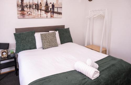 Northampton Casa | The Private Villa, Northampton Centre, 4 bedrooms, Sleeps 9