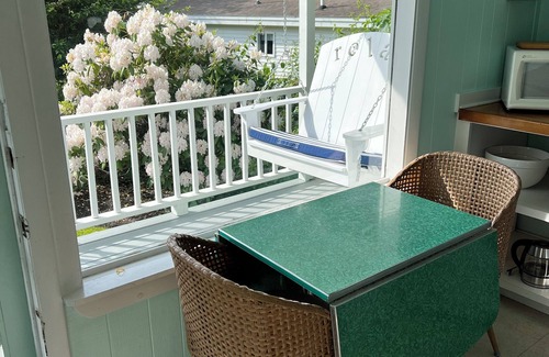 Boothbay Harbor Cabaña | The Puffin's Nest: Cozy 1-Bedroom Cottage in BBH