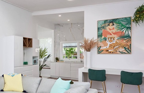 Labrador Apartamento | THE QUEENSLANDER! Impressive Entertainer. Private yards & Multiple Parking 90Days plus
