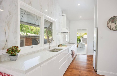Labrador Apartamento | THE QUEENSLANDER! Impressive Entertainer. Private yards & Multiple Parking 90Days plus