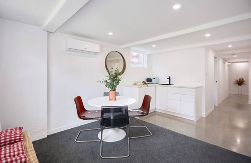 Labrador Apartamento | THE QUEENSLANDER! Impressive Entertainer. Private yards & Multiple Parking 90Days plus