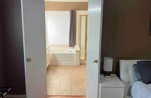 Lake Dallas Casa | The Quiet Lake Dallas House 3 Cal King Bds 5B/2Ba
