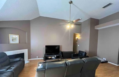 Lake Dallas Casa | The Quiet Lake Dallas House 3 Cal King Bds 5B/2Ba