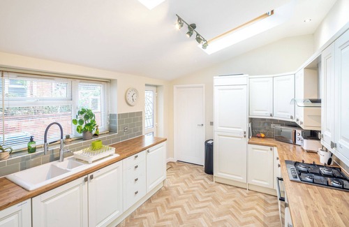 Milton Keynes Casa | Elegante casa de 3 dormitorios con baño con jacuzzi cerca del tren