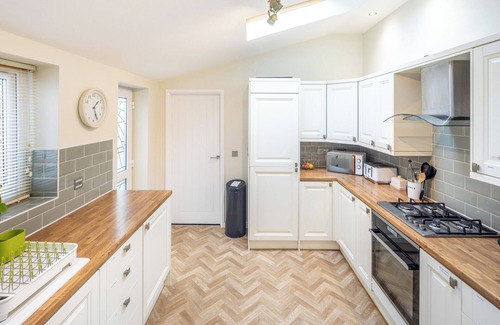 Milton Keynes Casa | Elegante casa de 3 dormitorios con baño con jacuzzi cerca del tren