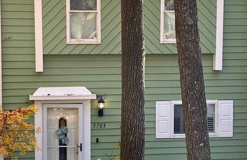 North Raleigh Casa | The Raleigh Greenhouse feels like the mountains, but minutes from downtown.