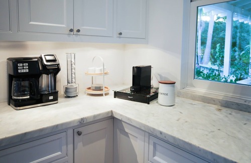 Carpinteria Casa | The Ravenwood Estate / Country Chic Oasis / Spa-Pool / Sleeps 14