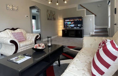 Redford Casa | ★ The Red House ★ | New & Modern home