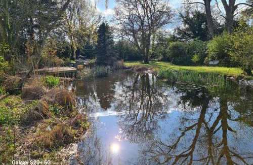 Aldermaston Wharf Apartamento | The Reading chalet with gardens and koi pond