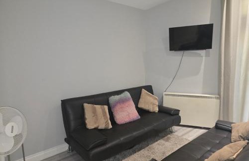 Aldermaston Wharf Apartamento | The Reading chalet with gardens and koi pond