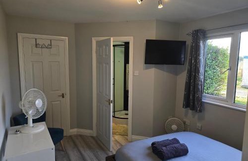 Aldermaston Wharf Apartamento | The Reading chalet with gardens and koi pond