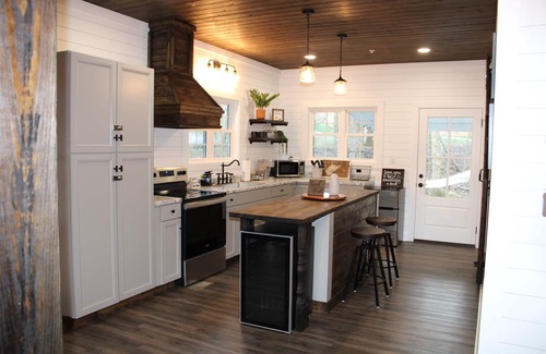 Williamson Cabaña | The Red Dog Cottage In The Woods w/ Hot Tub