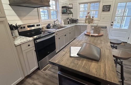 Williamson Cabaña | The Red Dog Cottage In The Woods w/ Hot Tub