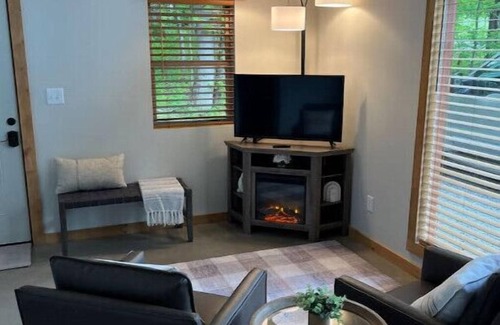 Winston - Salem Cabina | The Red Door Cabin