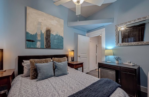 Washington Ave./ Memorial Park Casa | The Red Door - Charming 1-bdrm cottage in the very popular Washington corridor!