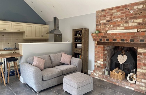 Woodborough Casa | The Red Lodge Annexe One bedroom rental with private hot tub.