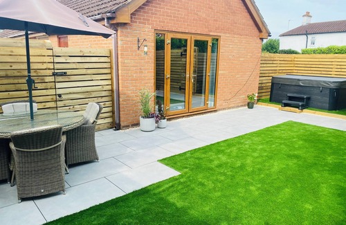 Woodborough Casa | The Red Lodge Annexe One bedroom rental with private hot tub.