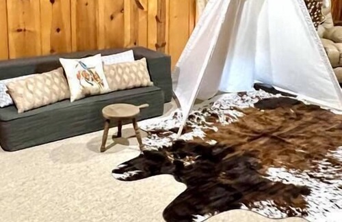 Center Point Casa | The Red Rooster Lodge