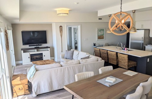 Long Point Condominio | "The Red Sand" Beachfront Luxury Condo-Long Point