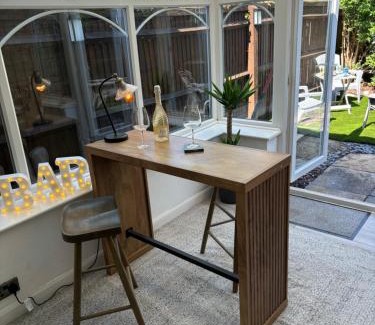 Bicester Casa | The Redwing Retreat Bicester Village Free Parking Whole House & Garden