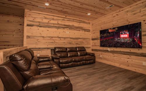 Gatlinburg - Pigeon Forge Villa | The Refined Raccoon Retreat