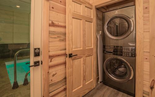 Gatlinburg - Pigeon Forge Villa | The Refined Raccoon Retreat