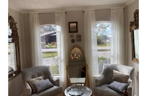Gulf Hills Casa | The Regal Room on El Camino, near downtown Ocean Springs