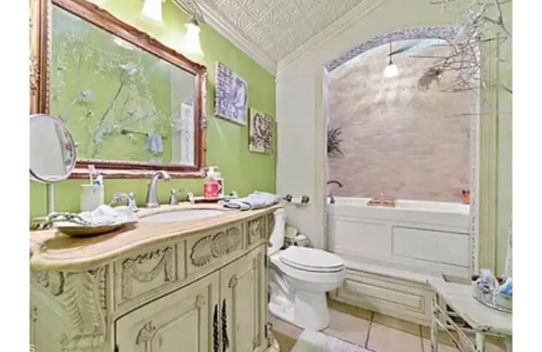 Gulf Hills Casa | The Regal Room on El Camino, near downtown Ocean Springs