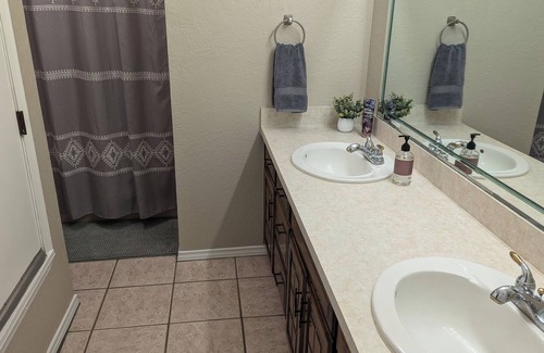 Hobbs Casa | The Rest of The West! 💤nBeautiful, Large home w/pool table Nice Neighborhood!