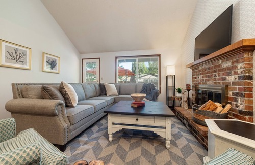 Beaverton Casa | The Restful Retreat: king Bed + yard + fire pit + kids + Pet friendly