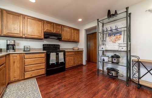 Beaverton Casa | The Restful Retreat: king Bed + yard + fire pit + kids + Pet friendly