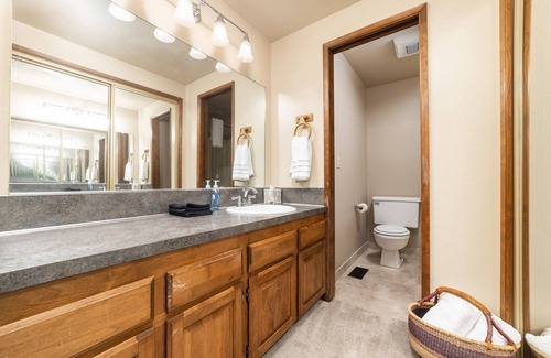 Beaverton Casa | The Restful Retreat: king Bed + yard + fire pit + kids + Pet friendly