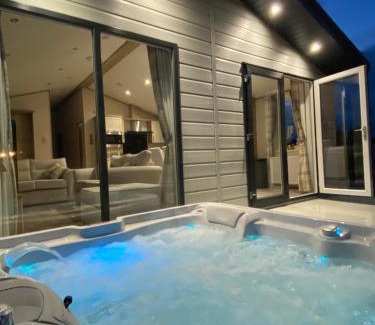 Chapel Saint Leonards Apartamento | The Retreat 21 Lodge- Hot Tub, pet friendly, WiFi, bath - Golden Palm Resort - Meadow Lakes Caravan & Lodge Hire