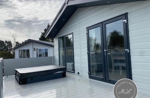 Chapel Saint Leonards Apartamento | The Retreat 21 Lodge- Hot Tub, pet friendly, WiFi, bath - Golden Palm Resort - Meadow Lakes Caravan & Lodge Hire