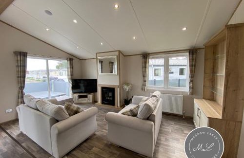 Chapel Saint Leonards Apartamento | The Retreat 21 Lodge- Hot Tub, pet friendly, WiFi, bath - Golden Palm Resort - Meadow Lakes Caravan & Lodge Hire