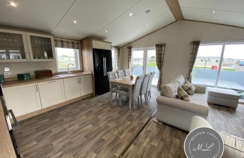Chapel Saint Leonards Apartamento | The Retreat 21 Lodge- Hot Tub, pet friendly, WiFi, bath - Golden Palm Resort - Meadow Lakes Caravan & Lodge Hire