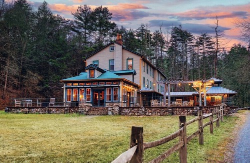 Layton Casa | The retreat at Poconos Mansion | 50 guests | private