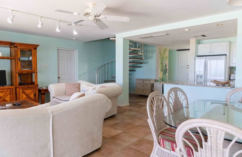 Rum Point Condominio | The Retreat at Rum Point Unidad # 28. Impresionante condominio Penthouse frente al mar 3BR
